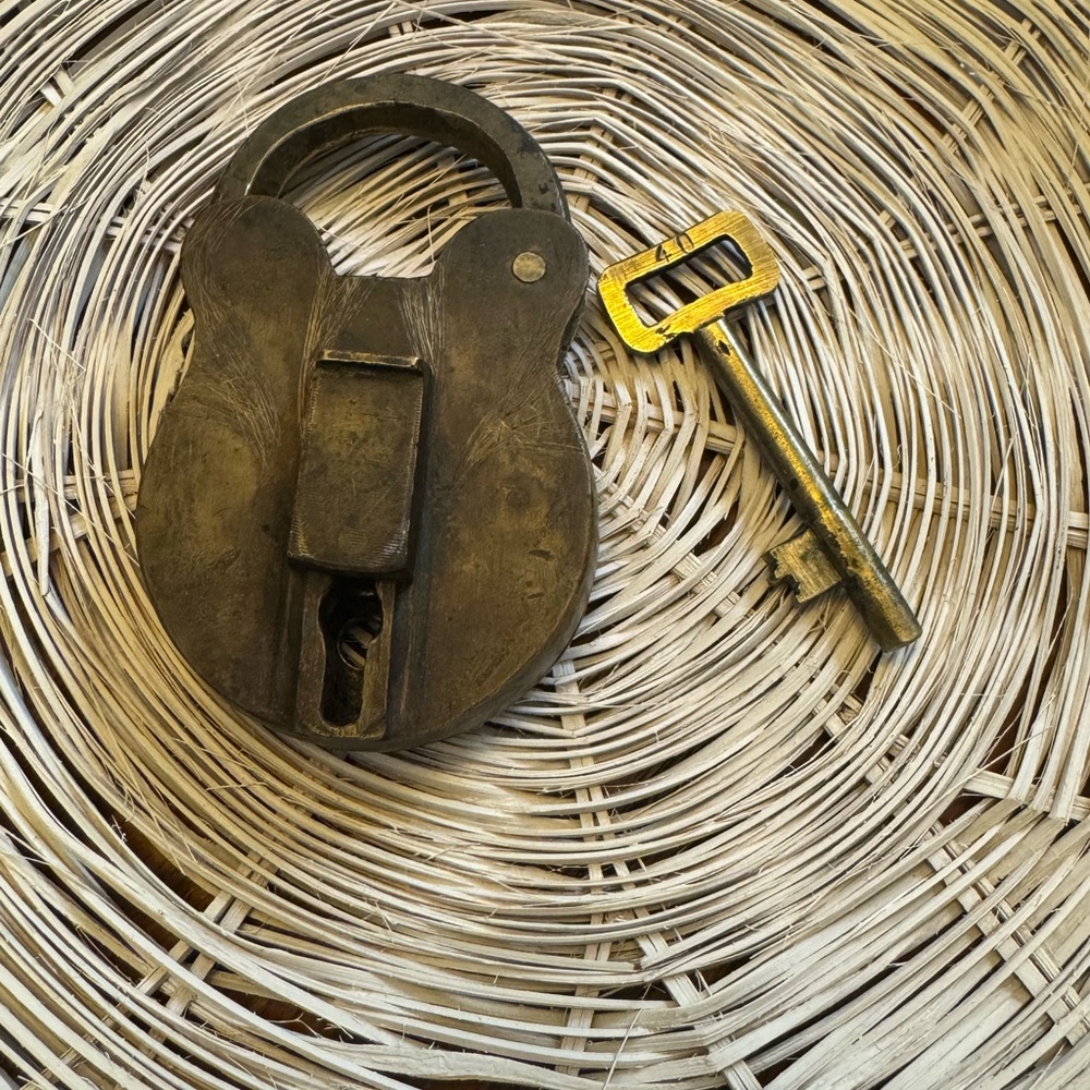 Antique Brass Aligarh-Style Padlock with Key –‎ Vintage